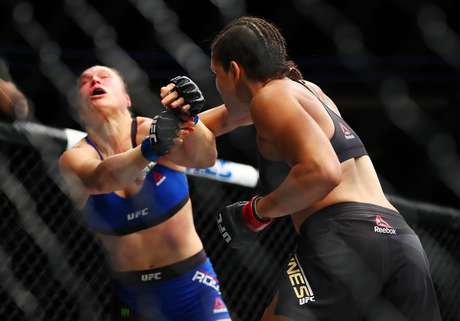 MASSACRE! Mulher Brasileira em primeiro lugar!!! 48 segundos e Amanda derrota Ronda.