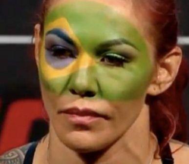 Cris Cyborg A�em uma discussA?o deu um soco em Angela MagaA�a