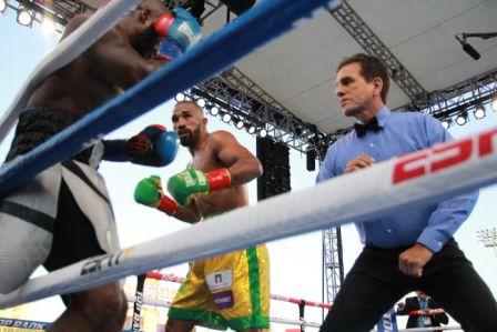 Espetacular!! Esquiva vence de novo, agora mais perto do título mundial
