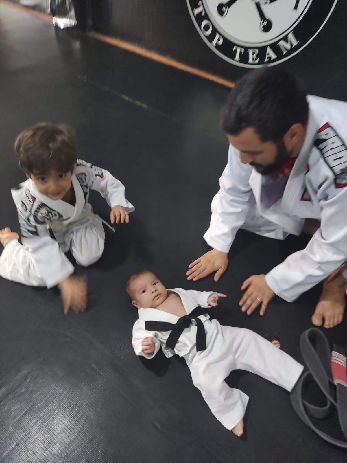 Família de guerreiros do jiu-jitsu luta pela vida do Liam, que nasceu com um problema cardíaco grave
