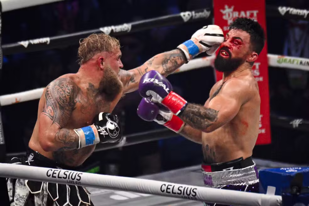 Jake Paul nocauteia Mike Perry e mira duelos contra Mike Tyson e Alex Poatan